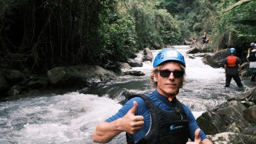 Guía de EasyAdventurs con casco y arnés durante una actividad de turismo activo segura