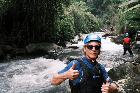 Guía de EasyAdventurs con casco y arnés durante una actividad de turismo activo segura