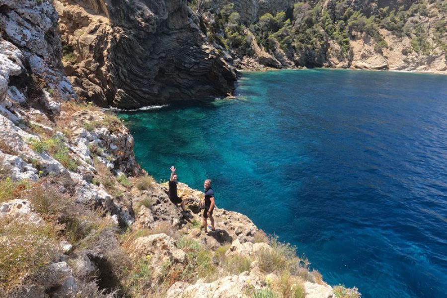 Hiking in Cala Blanca