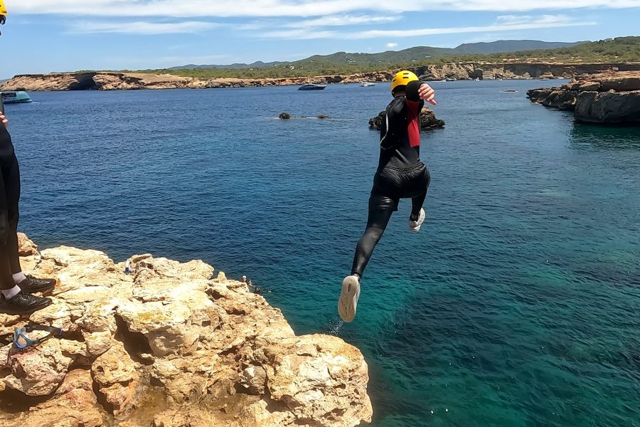 Coasteering Es Canaret familias Ibiza en la costa norte