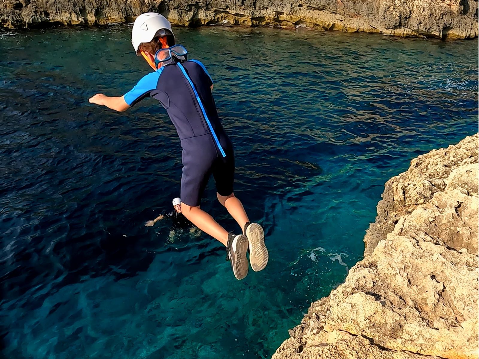 Coasteering Sa Pedrera Ibiza con saltos al mar