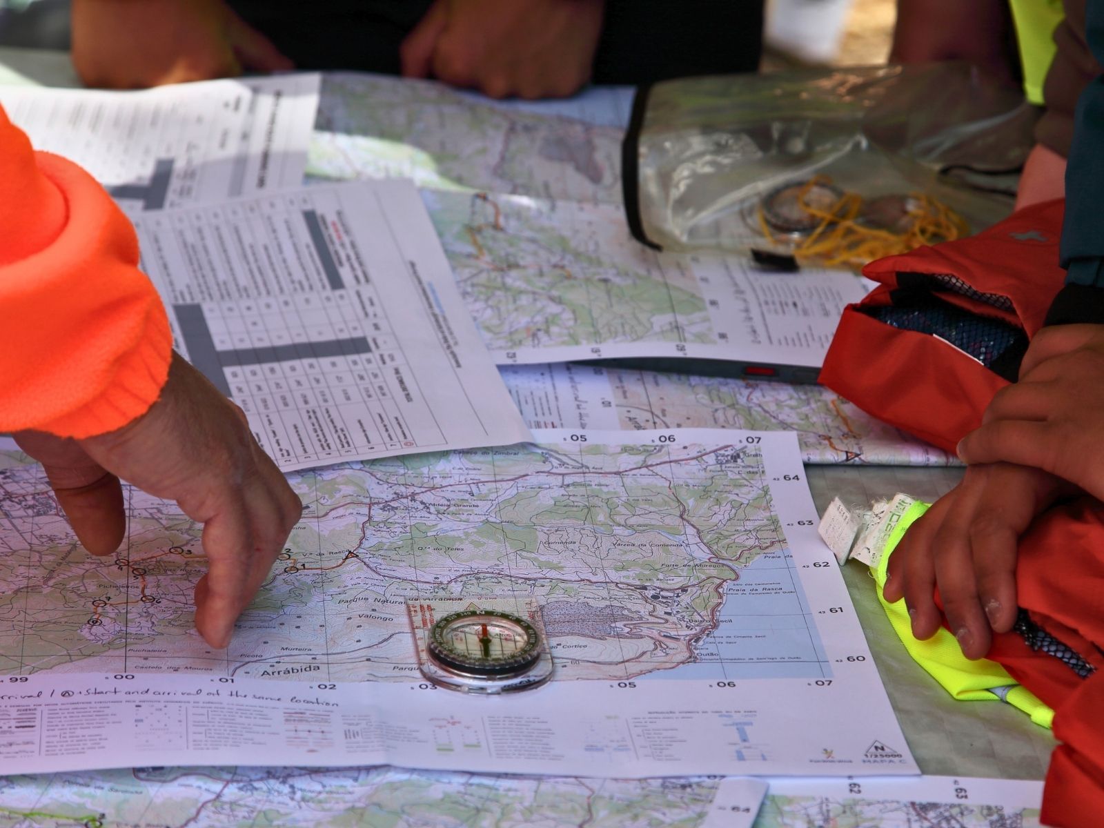 Alumnado trabajando con mapa y brújula durante una actividad de orientación