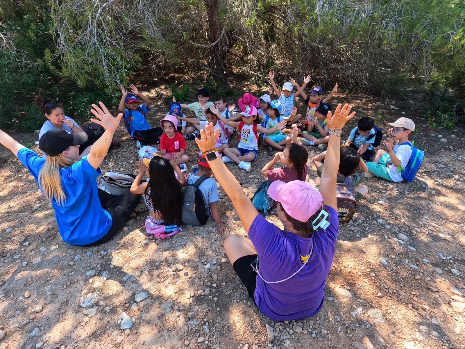 Grupo de alumnos participando en una actividad educativa al aire libre