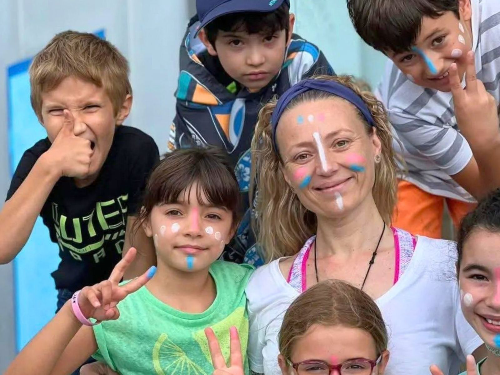 Programa educativo de Easy Adventurs con alumnado al aire libre